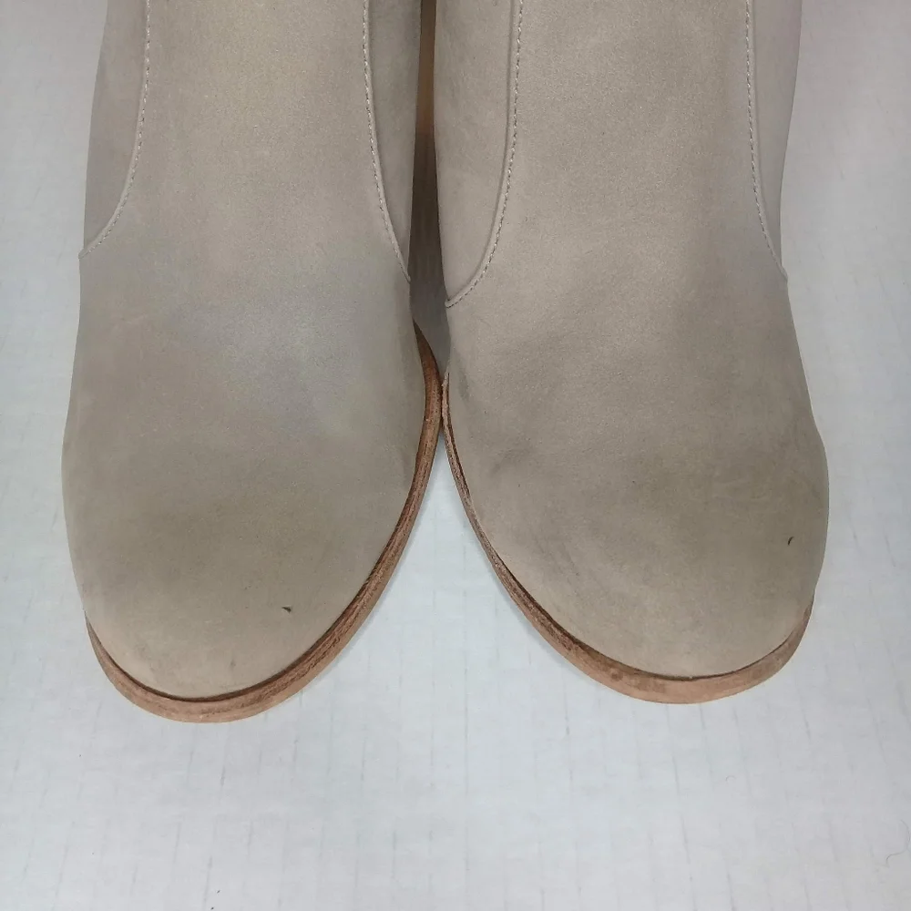 Louise et Cie Stacie Taupe Tan Suede Stacked Hee Pull On Bootie Sz 8.5